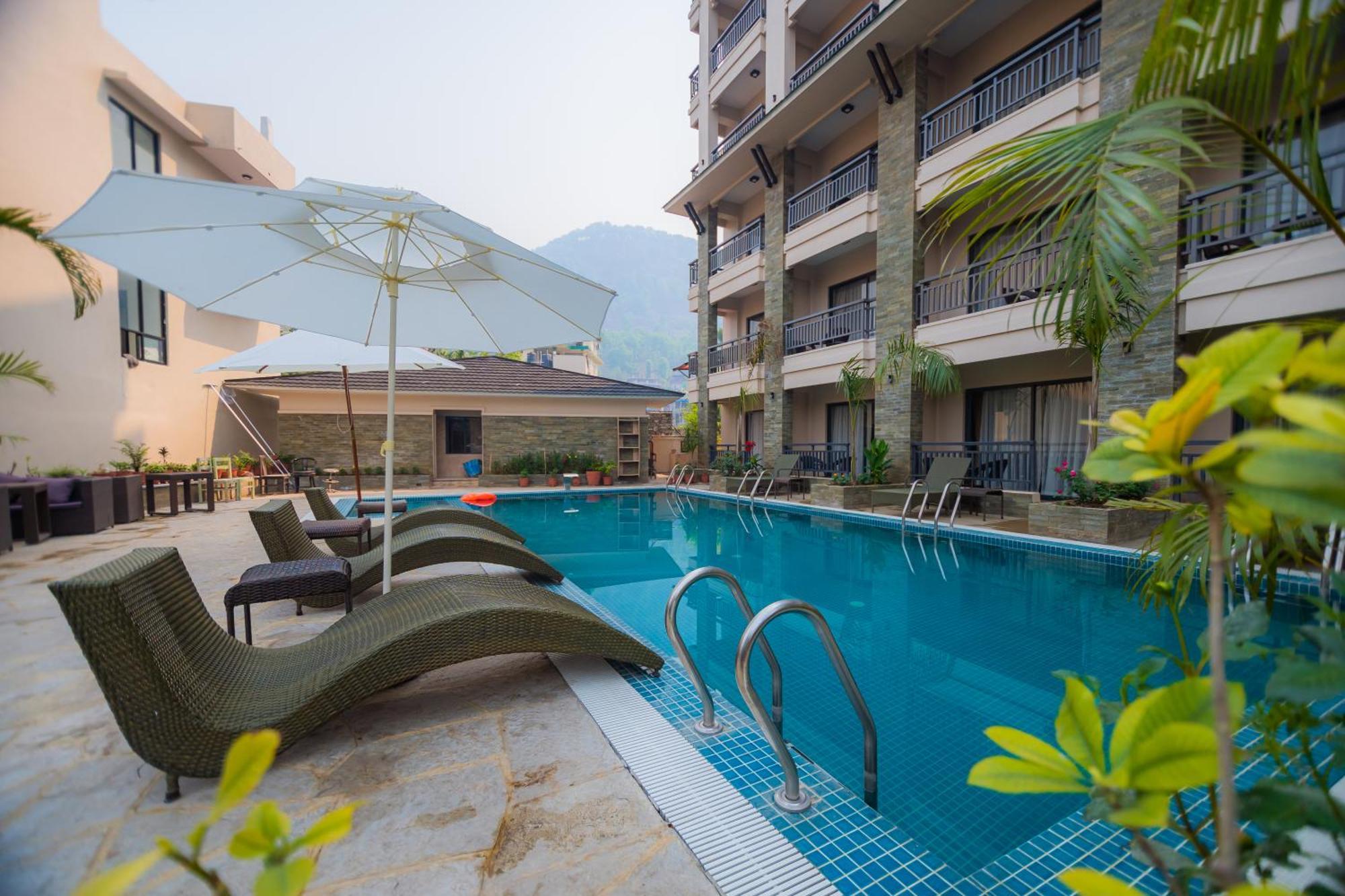 Hotel Pokhara Village & Spa Eksteriør bilde