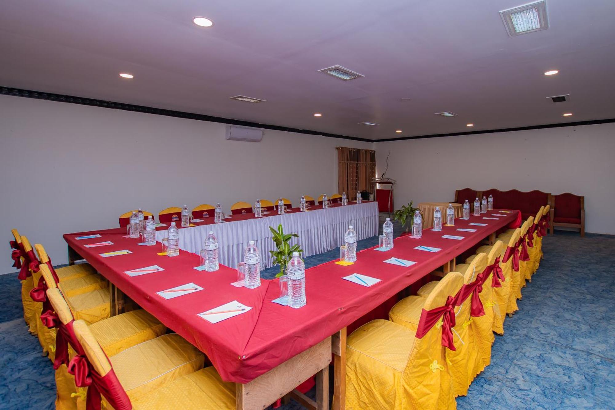 Hotel Pokhara Village & Spa Eksteriør bilde